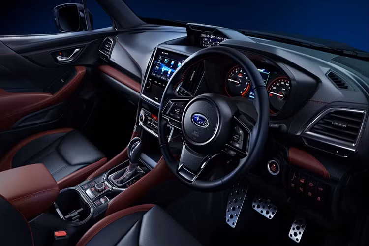 Bên trong, Forester STI Sport được bọc da Bordeaux và da Nappa trên ghế với điểm nhấn là các sợi chỉ đỏ và các chi tiết màu đen piano.