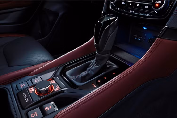 Trong khoang máy vẫn là động cơ xăng 4 xi-lanh 1.8 lít tăng áp với công suất 175 mã lực, mô-men xoắn 300 Nm kết hợp hộp số vô cấp CVT quen thuộc và hệ thống AWD đối xứng tiêu chuẩn.