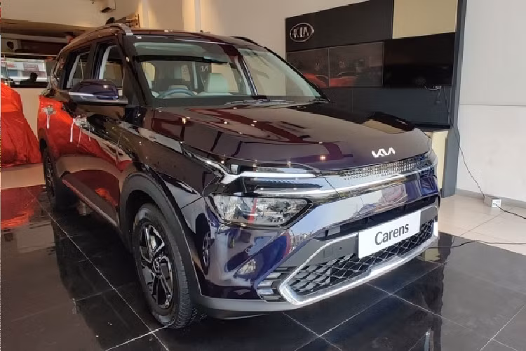 Theo dự kiến, Kia Carens 2022 sẽ cập bến nước ta vào khoảng cuối năm nay và trở thành đối thủ cạnh tranh trực tiếp với một số cái tên quen thuộc như Mitsubishi Xpander, Xpander Cross, Suzuki Ertiga, Suzuki XL7 và Toyota Veloz.