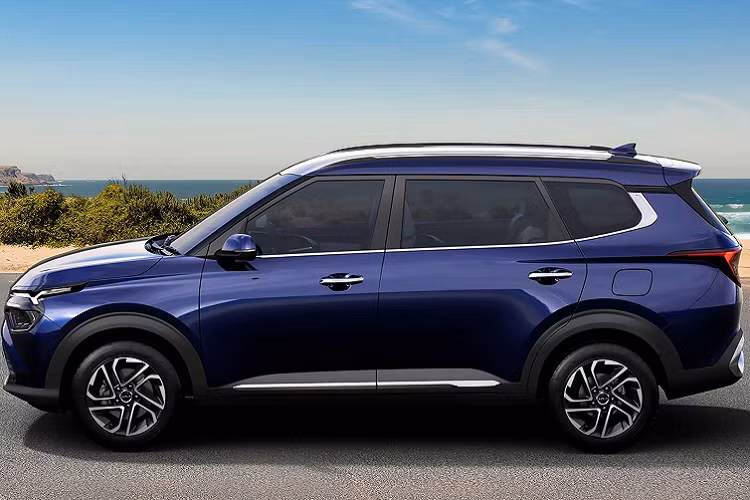 Chưa hết, Kia Carens 2022 còn sở hữu hệ thống âm thanh Bose 8 loa, đèn nội thất 64 màu, cửa sổ trời SkyLight, hệ thống lọc không khí, bộ chọn chế độ lái, khay đựng cốc có khả năng làm mát, cửa gió điều hòa cho cả ba hàng ghế, 5 cổng USB-C, rèm che nắng phía sau,...