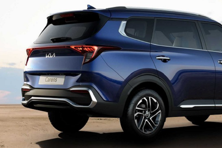 Nhìn ngang hông xe, chiếc MPV Kia Carens 7 chỗ tới từ Hàn Quốc có phần thân mang đậm phong cách SUV, trong khi phần mái được làm phẳng theo cách thiết kế thường thấy trên những chiếc minivan truyền thống. Xe được trang bị bộ mâm hợp kim 16 inch với thiết kế 5 chấu kép, sơn 2 màu thể thao, đèn hậu LED vắt ngang đuôi xe và cửa cốp có thiết kế thẳng đứng.