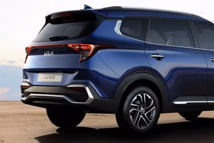 Nhìn ngang hông xe, chiếc MPV Kia Carens 7 chỗ tới từ Hàn Quốc có phần thân mang đậm phong cách SUV, trong khi phần mái được làm phẳng theo cách thiết kế thường thấy trên những chiếc minivan truyền thống. Xe được trang bị bộ mâm hợp kim 16 inch với thiết kế 5 chấu kép, sơn 2 màu thể thao, đèn hậu LED vắt ngang đuôi xe và cửa cốp có thiết kế thẳng đứng.