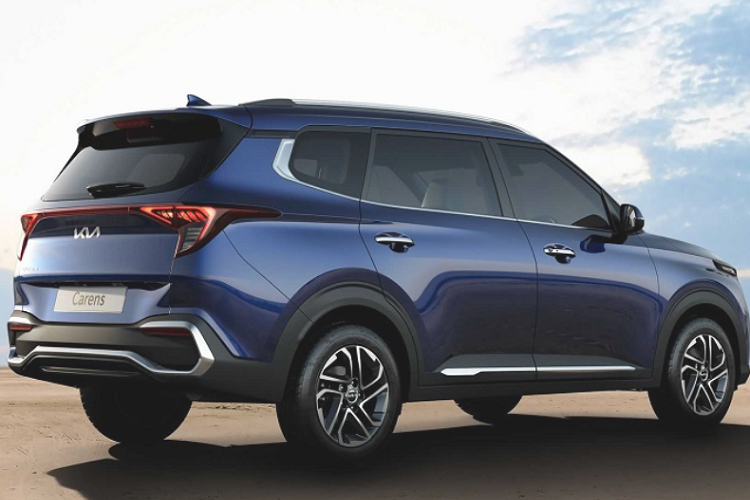 Bước vào trong cabin, Kia Carens 2022 có không gian nội thất rộng rãi cùng những trang bị tiện nghi hiện đại. Mặt táp-lô của xe có thiết kế uốn cong mềm mại, thời thượng hơn so với mặt bằng chung phân khúc. Xe được trang bị màn hình thông tin giải trí dạng cảm ứng 8 inch hoặc 10,25 inch hỗ trợ cập nhật tự động qua Internet và cụm đồng hồ đo kỹ thuật số sắc nét.