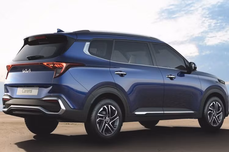 Bước vào trong cabin, Kia Carens 2022 có không gian nội thất rộng rãi cùng những trang bị tiện nghi hiện đại. Mặt táp-lô của xe có thiết kế uốn cong mềm mại, thời thượng hơn so với mặt bằng chung phân khúc. Xe được trang bị màn hình thông tin giải trí dạng cảm ứng 8 inch hoặc 10,25 inch hỗ trợ cập nhật tự động qua Internet và cụm đồng hồ đo kỹ thuật số sắc nét.