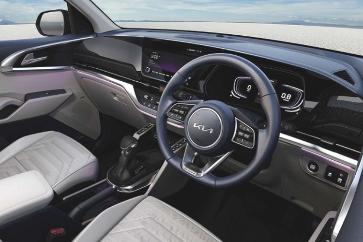 Tại Ấn Độ, Kia Carens 2022 mới có 5 phiên bản chính là Premium, Prestige, Prestige Plus, Luxury và Luxury Plus. Trong đó mỗi phiên bản có 3 tùy chọn cấu hình động cơ: máy xăng 1.5L mạnh 115 mã lực / 114 Nm, máy xăng tăng áp 1.4L mạnh 140 mã lực / 242 Nm và máy dầu 1.5L mạnh 115 mã lực / 250 Nm. Xe được trang bị hộp số sàn 6 cấp tiêu chuẩn, đi kèm tùy chọn nâng cấp lên hộp số tự động ly hợp kép 7 cấp đối với máy xăng và tự động 6 cấp với máy dầu.