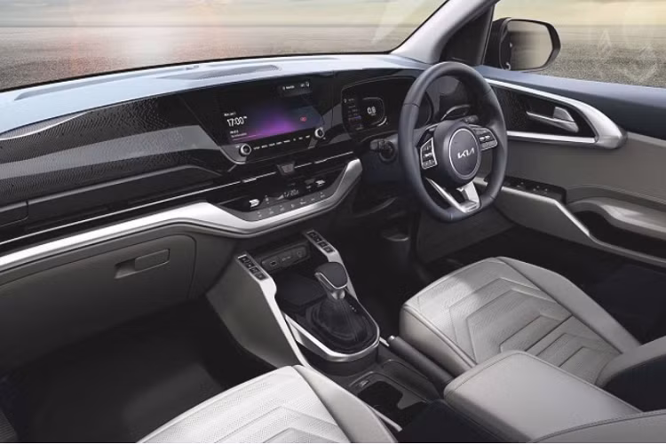 Ở thế hệ thứ tư, Kia Carens 2022 chia sẻ chung nền tảng khung gầm với Seltos, được hãng xe Hàn Quốc gọi là Recreational Vehicle - một dạng xe chuyên dụng dành cho những chuyến đi xa. Tổng thể kích thước DxRxC của Carens lần lượt là 4.540 x 1.800 x 1.700 mm, trục cơ sở 2.780mm.