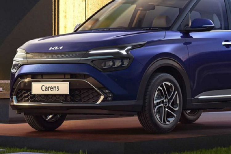 Kia Carens 2022 được áp dụng ngôn ngữ thiết kế Opposites United, nên có “ngoại hình” trông khá khoẻ khoắn, năng động và có phần hơi táo bạo, thể hiện rõ nhất ở phần đầu xe. Chiếc MPV được trang bị lưới tản nhiệt hình lục giác cỡ lớn cùng hệ thống đèn 2 tầng với dải đèn LED định vị ban ngày nằm trên và đèn pha ở dưới.