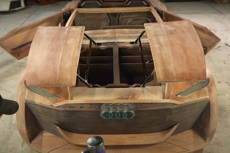 Skysphere là một trong 3 mẫu xe ý tưởng của Audi được giới thiệu vào năm 2021 cùng với Grandsphere và Urbansphere. Audi Skysphere là mẫu mui trần 2 chỗ ngồi chạy bằng điện, được lấy cảm hứng thiết kế từ chiếc Horch 835.