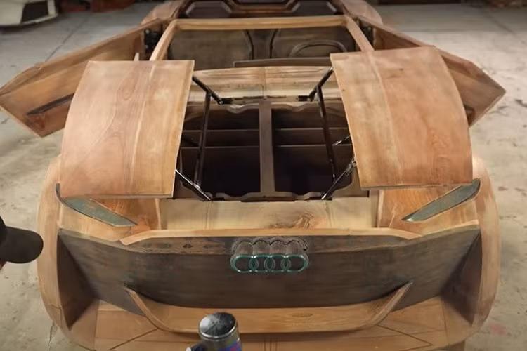 Skysphere là một trong 3 mẫu xe ý tưởng của Audi được giới thiệu vào năm 2021 cùng với Grandsphere và Urbansphere. Audi Skysphere là mẫu mui trần 2 chỗ ngồi chạy bằng điện, được lấy cảm hứng thiết kế từ chiếc Horch 835.