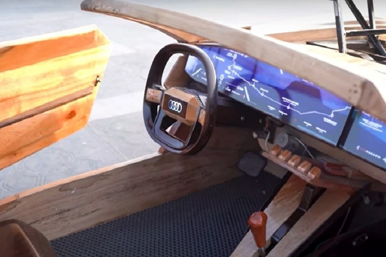 Ở công đoạn cuối, xe được phủ lên 3 lớp sơn để bảo vệ gỗ, đồng thời tạo độ sáng bóng, đẹp mắt cho tổng thể. Sau 2,5 tháng hoàn thiện, cuối cùng sản phẩm đã được lăn bánh. Chiếc xe gỗ chạy bằng mô-tơ điện và đi kèm vô lăng, có thể hoạt động như xe bình thường. Tuy nhiên, vô lăng xe không có những nút bấm tiện dụng.