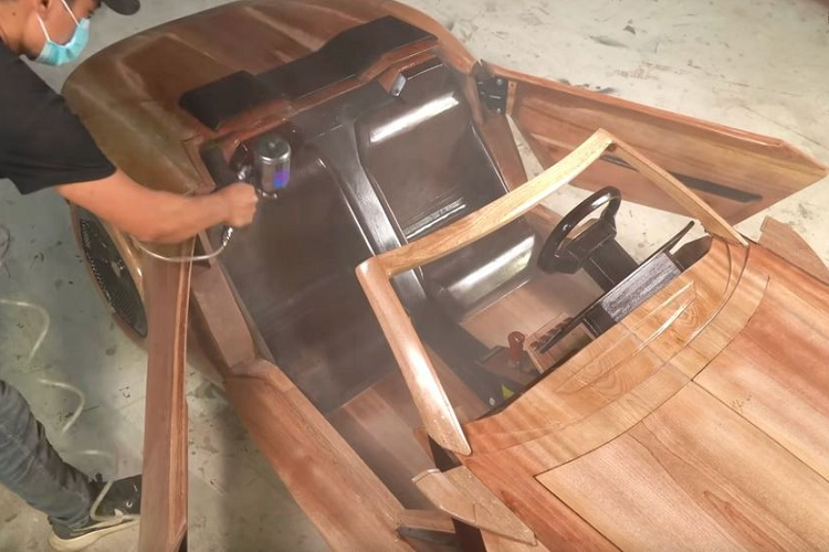 Việc làm được bộ c ảnh cửa xe cũng là công đoạn quan trọng nhất và cần nhiều tuần liền để xử lý. Riêng với nắp ca-pô, anh cho biết đã mất 2 tuần để tìm ra cách đóng, mở một cách chính xác và nhịp nhàng.