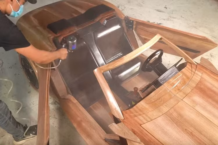 Việc làm được bộ c ảnh cửa xe cũng là công đoạn quan trọng nhất và cần nhiều tuần liền để xử lý. Riêng với nắp ca-pô, anh cho biết đã mất 2 tuần để tìm ra cách đóng, mở một cách chính xác và nhịp nhàng.