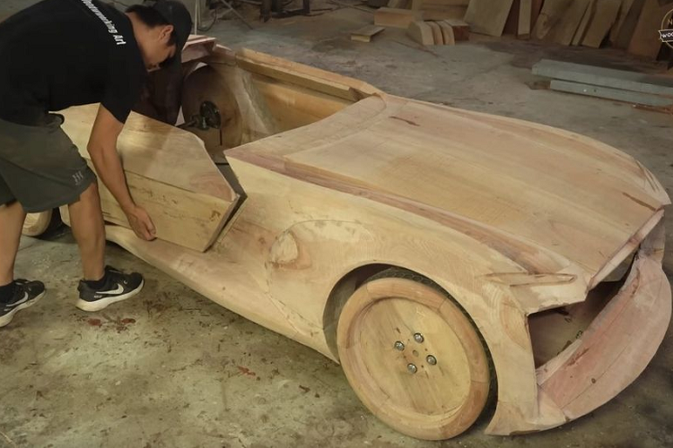 Hàng loạt đường cong của xe ôtô điện Audi Skyphere nguyên bản được "bê" sang phiên bản gỗ một cách kỳ công. Anh Đạo đã làm nhẵn bằng máy cầm tay, đảm bảo được hình dáng và tỷ lệ chính xác, khiến người nhìn dễ dàng liên tưởng ngay đến mẫu xe thật. 