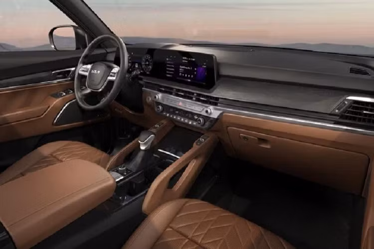 Trang bị an toàn có trên xe gồm hệ thống nhận diện biển báo giao thông, tránh va chạm phía trước và ở giao lộ hay hệ thống kiểm soát hành trình dựa trên định vị.