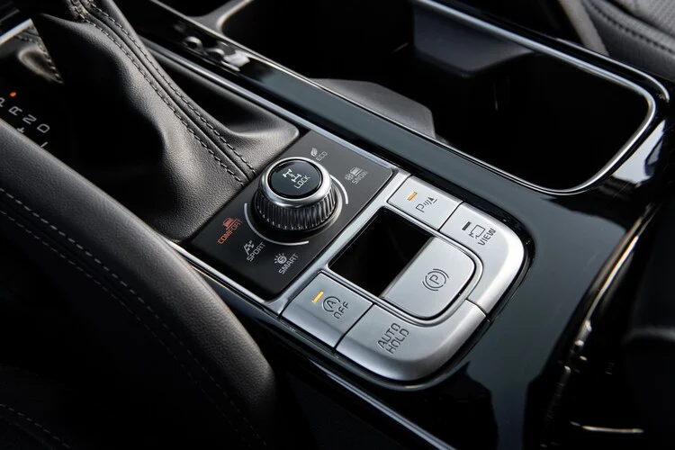 Đáng chú ý nhất là việc Kia đã bổ sung 2 biến thể X-Line và X-Pro tiêu chuẩn với hệ dẫn động 4 bánh. Bản X-Line sẽ có lưới tản nhiệt độc đáo, đường ray trên nóc xe, tay nắm cửa cùng màu với thân xe, bánh xe 20 inch độc quyền và chữ “X-Line” dập nổi trên ghế trước, khoảng sáng gầm xe tăng thêm 10 mm.