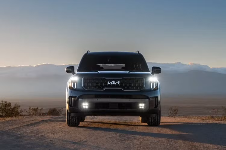 Dù ở phiên bản nào thì mẫu xe SUV Kia Telluride 2023 đều được trang bị động cơ 3,8 lít V6 cho công suất 291 mã lực và mô-men xoắn 355 Nm. Sức mạnh truyền xuống bánh xe thông qua hộp số tự động 8 cấp.