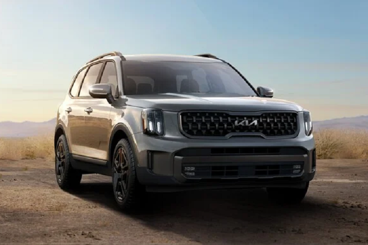 Người mua cũng sẽ tìm thấy chế lái và hệ thống kiểm soát lực kéo được nâng cấp. Trong khi biến thể X-Pro xây dựng trên X-Line nhưng thay vì sử dụng mâm 20 inch thì xe chỉ sử dụng mâm 18 inch màu đen đi kèm lốp xe địa hình Continental.