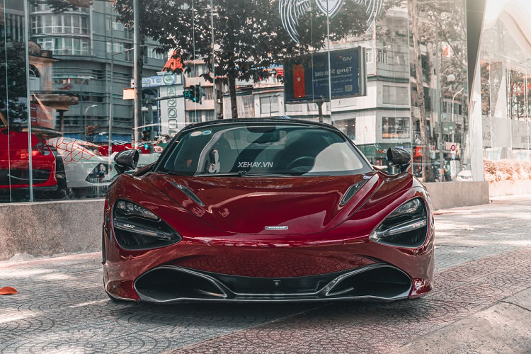 Nguyên bản, chiếc McLaren 720S Spider mui trần này sở hữu màu sơn đen ở ngoại thất. Tuy nhiên, thời điểm hiện tại xe đã được đổi sang màu đỏ - Dragon Blood, bằng phương pháp decal.