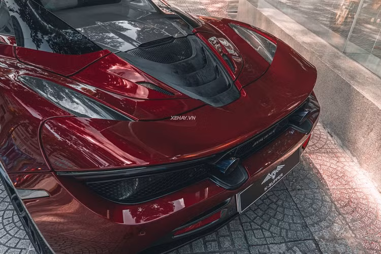 Đi kèm hộp số tự động tuần tự 7 cấp, 720S Spider có khả năng tăng tốc 0-100 km/h trong 2,9 giây, 0-200 km/h trong 7,9 giây. Mức giá xe McLaren 720S Spider khi mới về nước khoảng hơn 23 tỷ đồng.