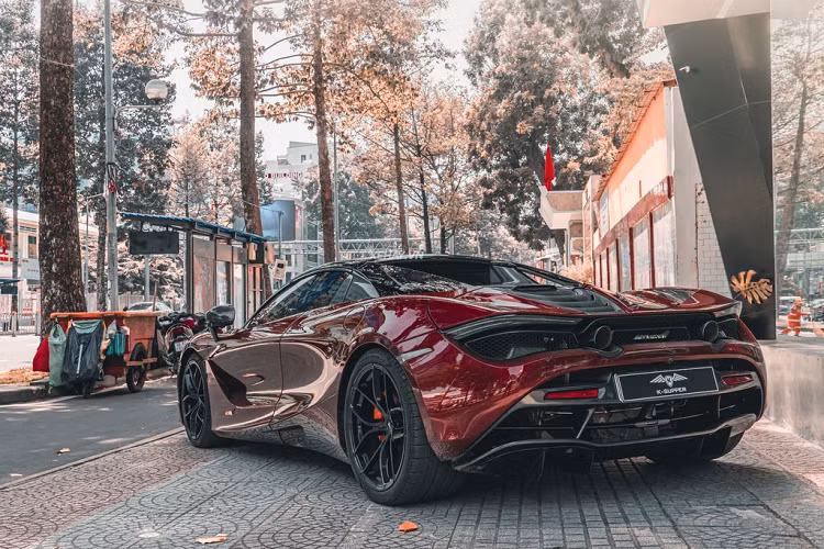 McLaren 720S Spider ra mắt toàn cầu tại sự kiện McLaren Winter Ball vào cuối năm 2018. 720S Spider nặng hơn bản Coupe 49 kg do được trang bị thêm hệ thống đóng/mở mui. So với đối thủ Ferrari 488 Spider, 720S Spider nhẹ hơn đến 88 kg.