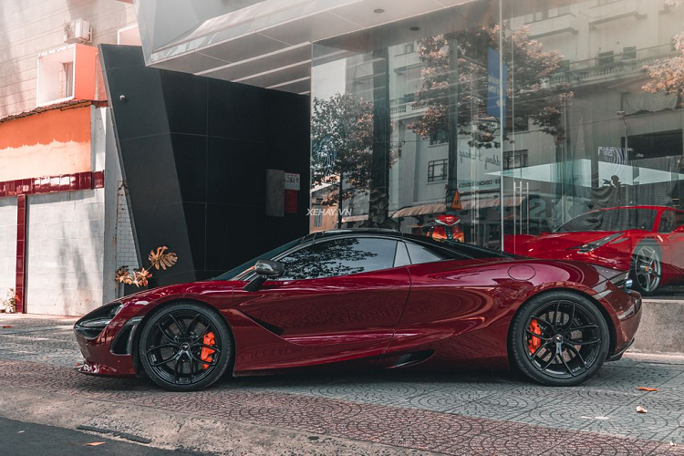 Ngoài lớp “áo” ma mị mới, chiếc McLaren 720S Spider này còn có một điểm nhấn không thể không nhắc đến đó chính là hệ thống ống xả titan đến từ thường hiệu Ryft Exhaust của Mỹ.