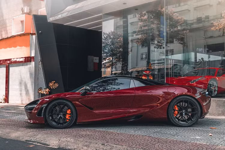 Ngoài lớp “áo” ma mị mới, chiếc McLaren 720S Spider này còn có một điểm nhấn không thể không nhắc đến đó chính là hệ thống ống xả titan đến từ thường hiệu Ryft Exhaust của Mỹ.