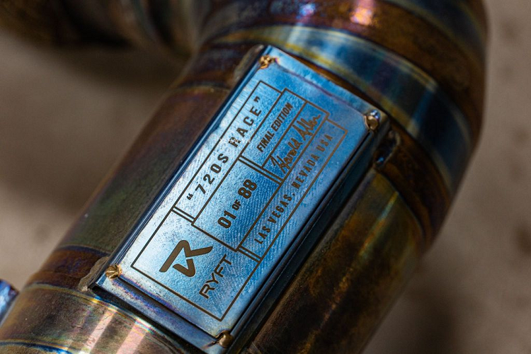 Xe sử dụng bộ mâm 5 chấu kép được sơn đen mờ, thiết kế hình bông hoa dạng cắt kim cương với kích thước 19 inch phía trước và 20 inch phía sau, đi cùng cùm phanh màu cam nổi bật.