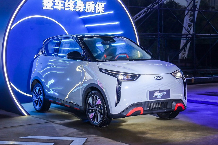 Chery vừa vén màn mẫu ôtô điện giá rẻ mới mang tên Unbounded Pro ở thị trường Trung Quốc. Tại thị trường này, Chery Unbounded Pro 2023 mới có tổng cộng 5 phiên bản và giá bán dao động từ 89.900 - 112.900 Nhân dân tệ (khoảng 312 - 391 triệu đồng), tương đương các mẫu ô tô hạng A tại Việt Nam như Kia Morning hay Hyundai Grand i10.