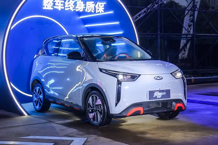 Chery vừa vén màn mẫu ôtô điện giá rẻ mới mang tên Unbounded Pro ở thị trường Trung Quốc. Tại thị trường này, Chery Unbounded Pro 2023 mới có tổng cộng 5 phiên bản và giá bán dao động từ 89.900 - 112.900 Nhân dân tệ (khoảng 312 - 391 triệu đồng), tương đương các mẫu ô tô hạng A tại Việt Nam như Kia Morning hay Hyundai Grand i10.