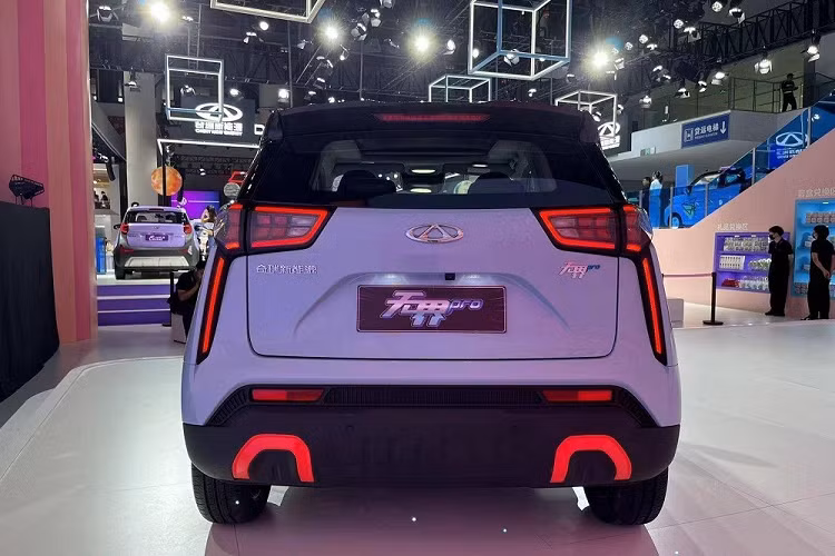 Ngoài ra, Chery Unbounded Pro còn sở hữu hốc gió trung tâm hình chữ nhật và cản trước trang trí bằng 2 chi tiết hình chữ "C" úp xuống, sơn màu đỏ tương phản. Những chi tiết màu đỏ còn xuất hiện trên sườn xe và ở cản sau. Chưa dừng ở đó, Chery Unbounded Pro còn có sườn xe khá đơn giản và ít đường dập gân.