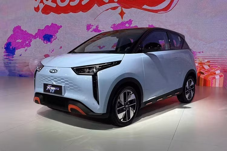 Ngoài ra, Chery Unbounded Pro chạy điện còn có trọng lượng dao động từ 970 - 1.015 kg, tùy phiên bản. Như vậy, tân binh nhà Chery có kích thước nhỉnh hơn hẳn so với Wuling Hongguang Mini EV vốn có chiều dài chỉ 2.917 mm, chiều rộng 1.493 mm, chiều cao 1.621 mm và chiều dài cơ sở 1.940 mm.