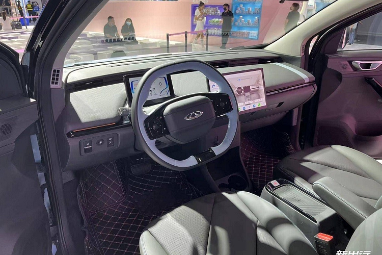 Xe chỉ có 2 cửa bên sườn, đi kèm tay nắm cửa nằm chìm vào thân xe, tạo cảm giác liền lạc và giảm hệ số lực cản không khí. Phía dưới là bộ vành 16 inch với thiết kế 4 chấu kép, sơn 2 màu thể thao. Trong khi đó, các cột của xe đều được sơn màu đen, tạo hiệu ứng nóc trôi nổi.