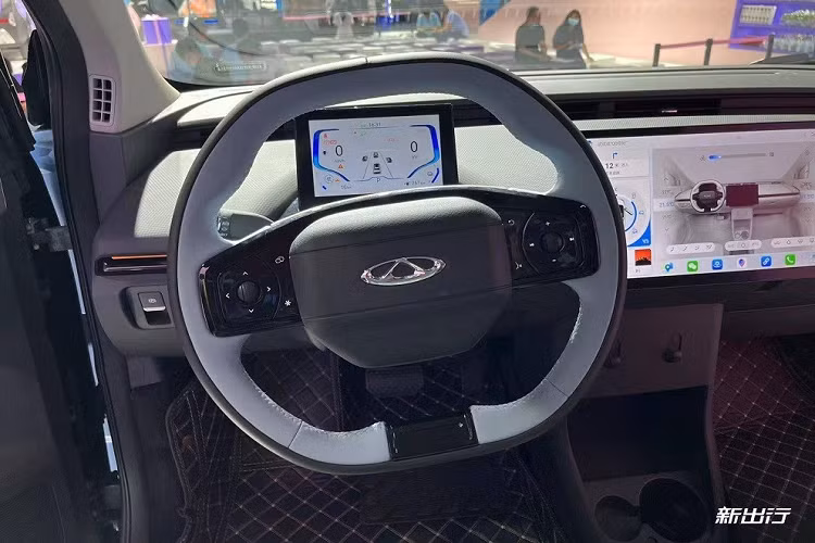 Đằng sau, Chery Unbounded Pro được trang bị cụm đèn hậu có thiết kế giống đèn pha và cánh gió mui tích hợp đèn phanh trên cao. Cản sau của xe được sơn màu đen và tích hợp 2 đèn phản quang nằm ngang. Tương tự ngoại thất, nội thất của Chery Unbounded Pro cũng có thiết kế tối giản.