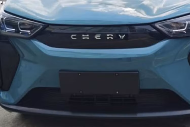 Có thể nói, trang bị tiện nghi và an toàn của Chery Unbounded Pro của Trung Quốc khá ấn tượng nếu so với những mẫu ôtô điện cỡ nhỏ, giá rẻ khác tại thị trường tỷ dân. Thậm chí, ô tô điện này còn được trang bị tốt hơn cả một số mẫu xe cỡ B hoặc cỡ C đang bán tại Việt Nam. Nguồn cung cấp sức mạnh cho Chery Unbounded Pro là 2 loại mô-tơ điện.