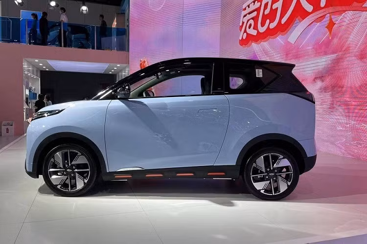 Tương tự các mẫu xe điện cỡ nhỏ và giá rẻ khác tại Trung Quốc, Chery Unbounded Pro cũng được thiết kế theo phong cách khá tròn trịa. Trên đầu xe, mẫu ô tô điện này được trang bị hệ thống đèn 2 tầng mang tên "Thunder Tomahawk". Trong đó, cụm đèn pha của xe được đặt phía trên trong khi bên dưới có thêm dải đèn nằm dọc, ôm lấy 2 bên đầu xe.