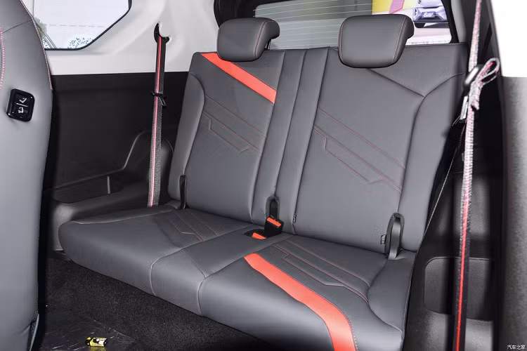 Xe dùng chip Qualcomm 6155 thế hệ thứ 3, mang đến tốc độ xử lý nhanh. Chưa hết, Chery Unbounded Pro còn sở hữu 4 ghế bọc da màu đen với chỉ khâu màu đối lập. Riêng 2 ghế trước được thiết kế theo phong cách thể thao với tựa đầu nối liền vào thân ghế. Đặc biệt, phía sau hàng ghế thứ hai còn có khoang hành lý nhỏ để chứa đồ.