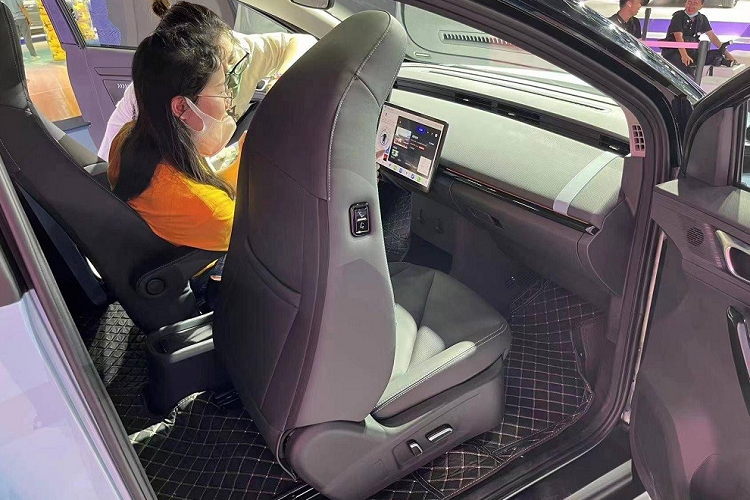 Để giảm bớt sự nhàm chán, hãng Chery đã đưa những điểm nhấn màu tương phản lên vô lăng, tapi cửa, mặt táp-lô, ghế và dây đai an toàn của mẫu ô tô điện giá rẻ này. Nhằm tương xứng với giá bán khá cao trong phân khúc, Chery Unbounded Pro được trang bị bảng đồng hồ kỹ thuật số 7 inch, màn hình cảm ứng trung tâm 12,9 inch và cửa gió điều hòa trải dài trên mặt táp-lô khiến nội thất như rộng hơn.