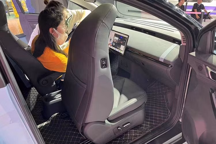 Để giảm bớt sự nhàm chán, hãng Chery đã đưa những điểm nhấn màu tương phản lên vô lăng, tapi cửa, mặt táp-lô, ghế và dây đai an toàn của mẫu ô tô điện giá rẻ này. Nhằm tương xứng với giá bán khá cao trong phân khúc, Chery Unbounded Pro được trang bị bảng đồng hồ kỹ thuật số 7 inch, màn hình cảm ứng trung tâm 12,9 inch và cửa gió điều hòa trải dài trên mặt táp-lô khiến nội thất như rộng hơn.