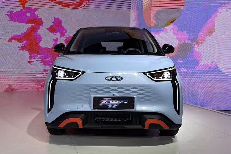 Đồng thời, so với những mẫu ôtô điện Trung Quốc như Wuling Hongguang Mini EV, Chery Unbounded Pro đắt hơn đáng kể mặc dù cũng chỉ có nội thất 4 chỗ ngồi. Theo công bố của hãng Chery, Unbounded Pro có kích thước khá nhỏ, bao gồm chiều dài 3.402 mm, chiều rộng 1.680 mm, chiều cao 1.550 mm hoặc 1.590 mm và chiều dài cơ sở 2.160 mm.