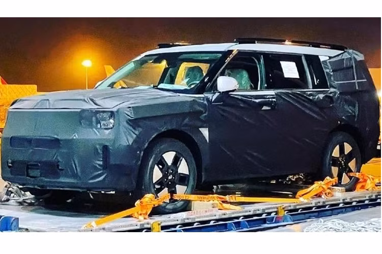 Không dừng ở đó, mẫu xe Hàn Quốc này còn được trang bị dải đèn LED định vị ban ngày hình chữ "H" mới trên đầu xe, khá giống với logo trên ghế trước. Bên cạnh đó là hốc gió trung tâm hình chữ nhật mới và khe gió nằm dọc ở hai góc cản trước thay vì hình tam giác như cũ.