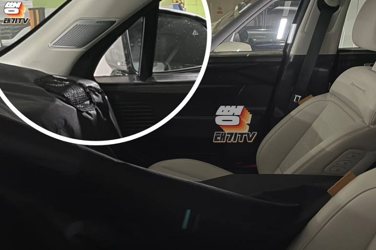 Trong khi đó, cụm điều khiển trung tâm của Hyundai SantaFe 2024 có thiết kế khá giống với Grandeur. Nội thất của xe khi chạy trên đường thử được phối 2 màu tương phản, tạo cảm giác sang trọng. Ngoài ra, xe còn có hệ thống âm thanh Bose cao cấp với loa đặt trên cột A.