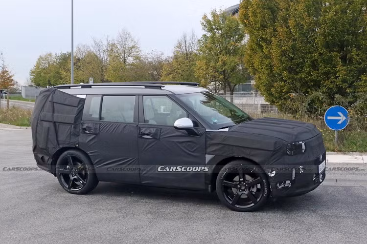 Chỉ biết rằng, so với dự kiến ban đầu, xe sẽ ra mắt sớm hơn từ 8-10 tháng. Sở dĩ hãng Hyundai làm như vậy vì SantaFe phiên bản hiện tại không đáp ứng được kỳ vọng về doanh số đồng thời lép vế trước cả Kia Sorento lẫn Hyundai Palisade. Nhiều khả năng Hyundai SantaFe thế hệ mới sẽ chính thức trình làng vào nửa cuối năm sau.