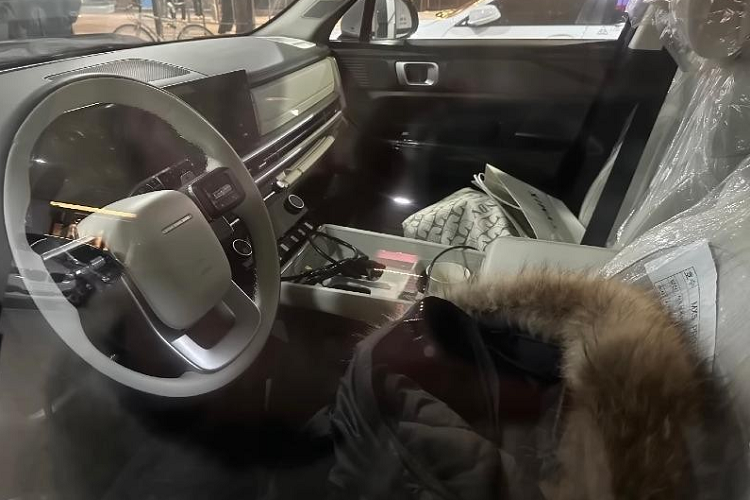 Qua đó, có thể thấy xe được áp dụng phong cách thiết kế nội thất khá giống với mẫu sedan tiệm cận xe sang Hyundai Grandeur thế hệ mới và cả SUV hạng sang Range Rover. Sự tương đồng giữa Hyundai SantaFe 2024 và Range Rover nằm ở thiết kế vô lăng.