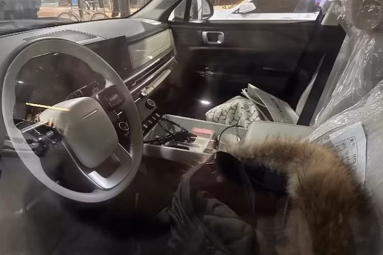 Qua đó, có thể thấy xe được áp dụng phong cách thiết kế nội thất khá giống với mẫu sedan tiệm cận xe sang Hyundai Grandeur thế hệ mới và cả SUV hạng sang Range Rover. Sự tương đồng giữa Hyundai SantaFe 2024 và Range Rover nằm ở thiết kế vô lăng.