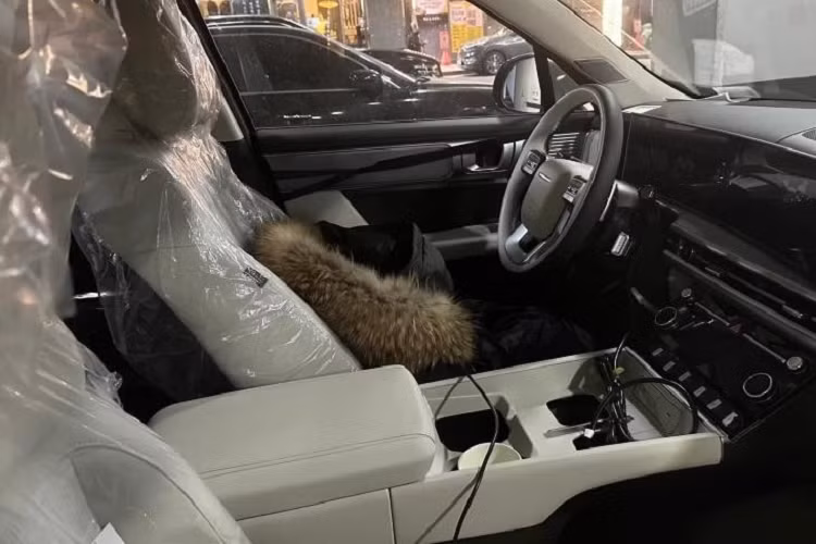 Trong thời gian qua, Hyundai SantaFe thế hệ mới đã liên tục bị bắt gặp khi đang chạy thử trên đường phố. Mới đây, mẫu SUV Hàn Quốc này lại tiếp tục lọt vào ống kính của cánh săn ảnh. Lần này, Hyundai SantaFe 2024 lộ nội thất rõ ràng hơn trước.