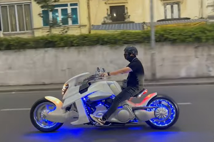 Xe có trọng lượng 304 kg, chiều dài lên đến gần 2,7 mét, trục cơ sở dài khoảng 1,8 mét. Gắp trước với một thanh giảm xóc trụ cỡ lớn giúp tay lái nhẹ nhàng hơn.