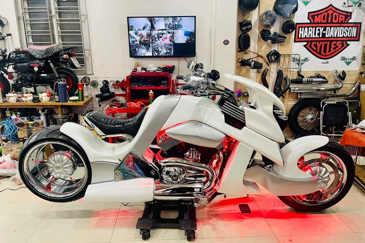 V-Rex Travertson sở hữu diện mạo cực hầm hố, đi kèm bộ mâm nhôm nguyên khối kích thước 18 inch, kèm bộ lốp Metzeler Marathon.