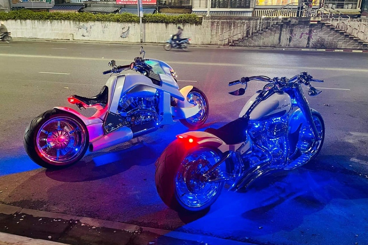 Để tăng thêm sự độc lạ và "chất chơi" của siêu mô tô, ca sĩ Tuấn Hưng đã độ thêm dàn đèn cho xe, khiến "quái thú 2 bánh" càng trở nên nổi bật khi lăn bánh trên đường phố.