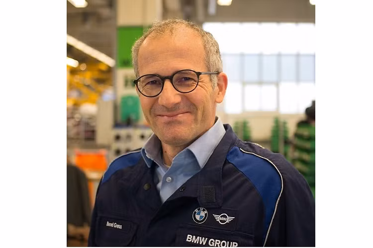 Mặc dù được sơn 2 tông màu với quy trình khác nhau, khách hàng sẽ không thể cảm nhận được sự phân tách giữa hai màu sơn, thay vào đó là sự mượt mà và trơn tru. Hai màu sơn trên BMW 7-Series mà hãng xe Đức cung cấp cho khách hàng là đen Sapphire Metallic và xám Oxide kim loại.