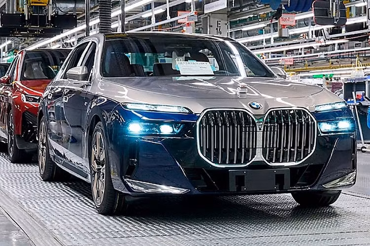 Trong 20 năm qua, dòng 7-Series của BMW đã từng có những thời điểm “huy hoàng” nhất điển hình như ở đời E65 hoặc G11 facelift và cũng có giai đoạn mờ nhạt, bị lãng quên như đời F01 hoặc G11 nguyên bản. Thế hệ BMW 7-Series 2023 mới đã được giới thiệu vào tháng 4 năm nay.
